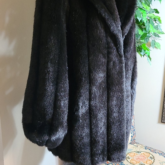 Vintage Faux Fur Coat!! - Picture 3 of 8